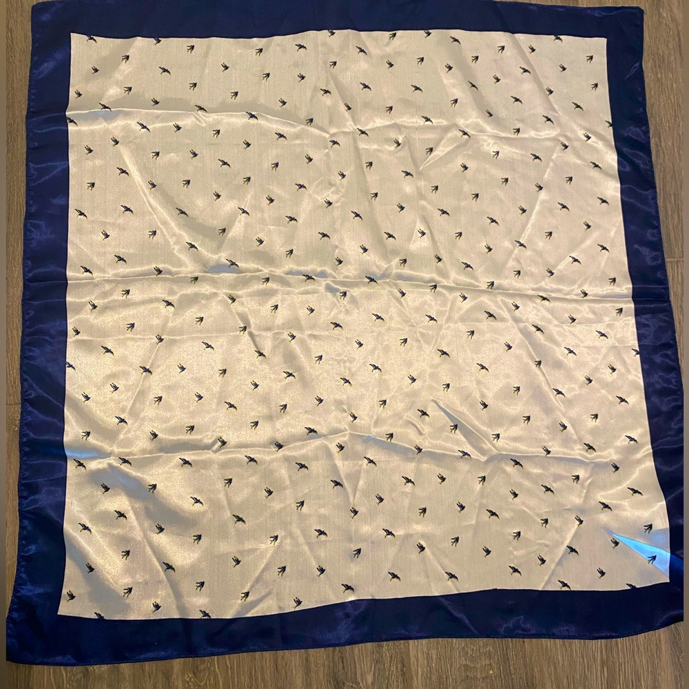 Banana Republic 32” Square Blue and White Flying Birds 🌿
